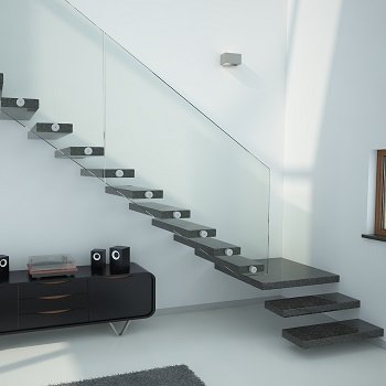 Granitowe schody z balustradą szklaną